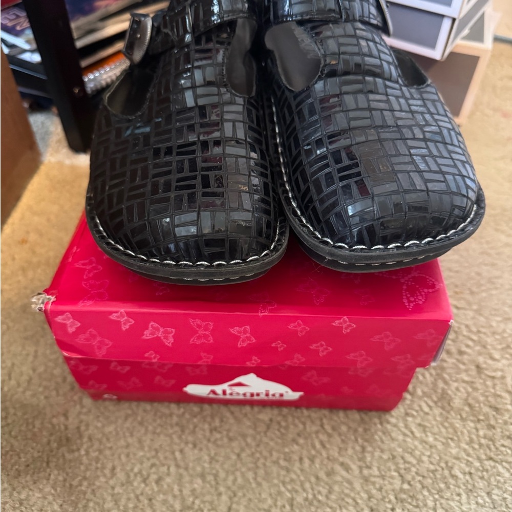 Alegria Women's Black Geometric Loafers